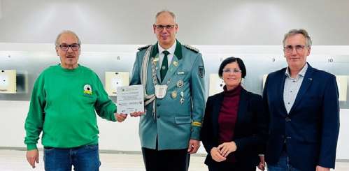 Übergabe der LEADER-Förderplakette durch Karin Piesch (Regionalmanagerin der LAG) an Michael Dohmes und Peter-Josef Spilles, zusammen mit Bürgermeister Georg Gelhausen